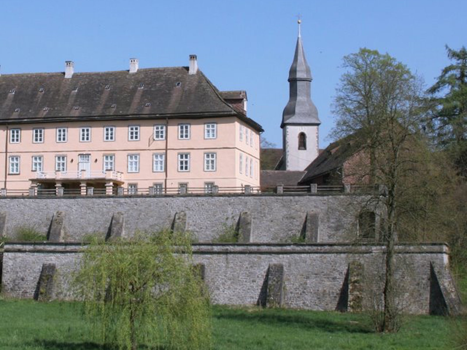 
    
            
                    Herrenhaus Schloss Vörden mit der St. Kilian Kirche im Hintergrund
                
        

