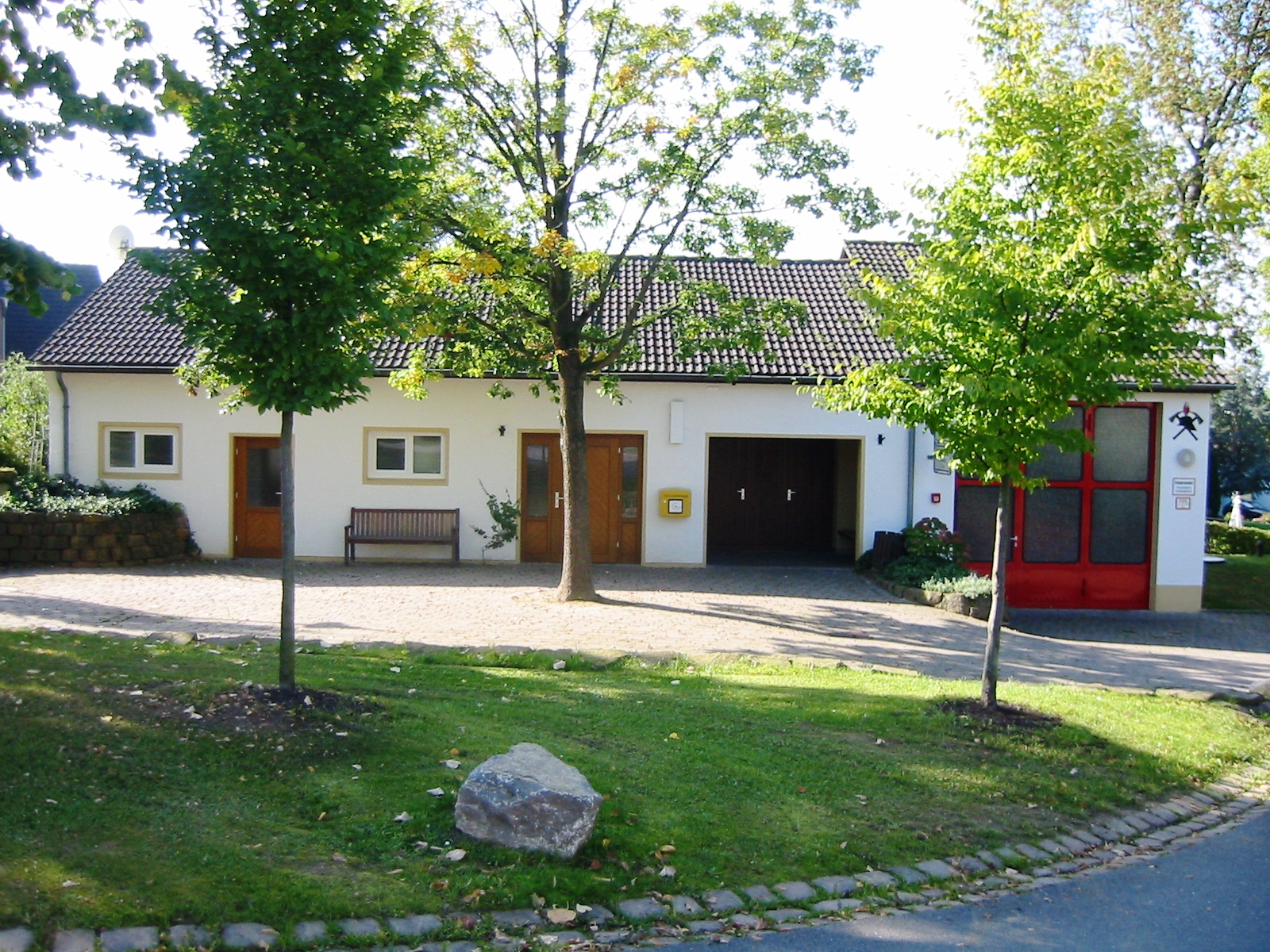 
    
            
                    Feuerwehrgeräte- und Dorfgemeinschaftshaus
                
        
