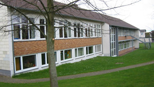 Alte Grundschule Bredenborn wird zum Wohnraum für Flüchtlinge umgebaut