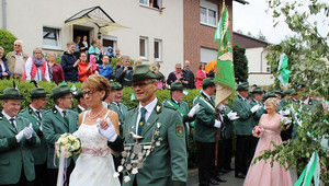 Königsparade an der Kollerbecker Kirche